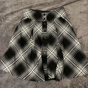 H and M black and white plaid midi skirt with pockets in size 6